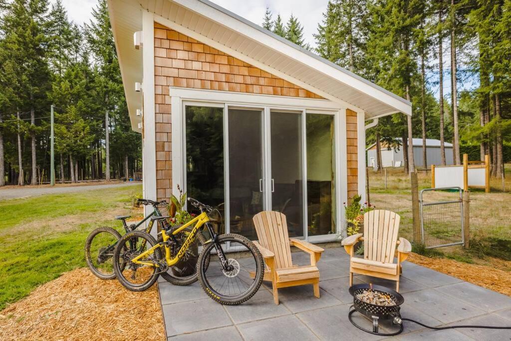 eine Gruppe von Fahrrädern, die außerhalb eines Hauses geparkt werden in der Unterkunft Tiny house & Sauna on Lakefront Farm Oasis in Merville