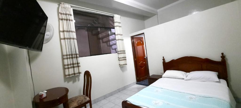 Postel nebo postele na pokoji v ubytování Hostal Las Palmeras