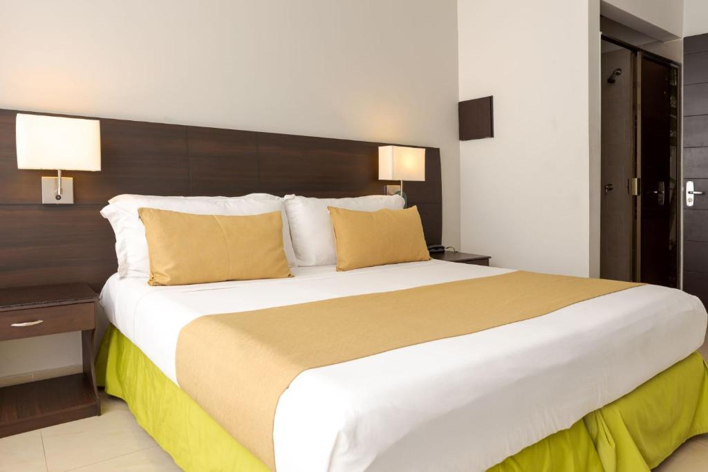 梅爾加的住宿－Hotel Manantial Melgar Torre 2，一张大床,位于酒店客房内,配有黄色枕头