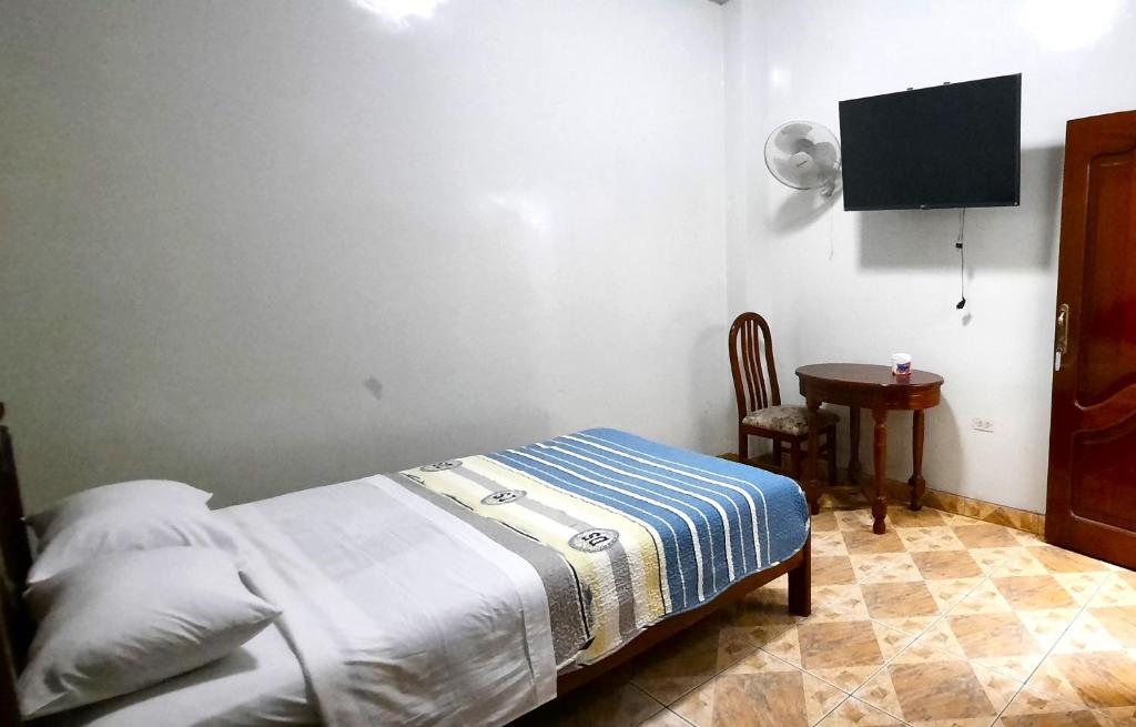 Postel nebo postele na pokoji v ubytování Hostal Las Palmeras