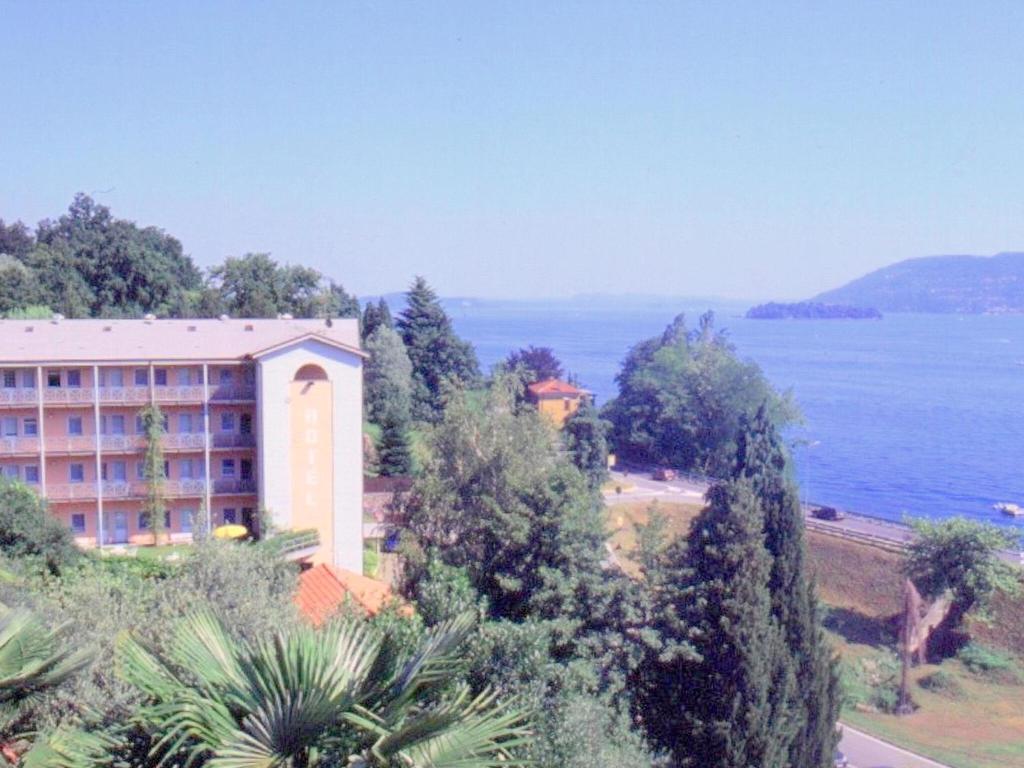 ヴェルバーニアにあるApartment in a residence on Lake Maggiore near the beachの海の景色を望むホテル