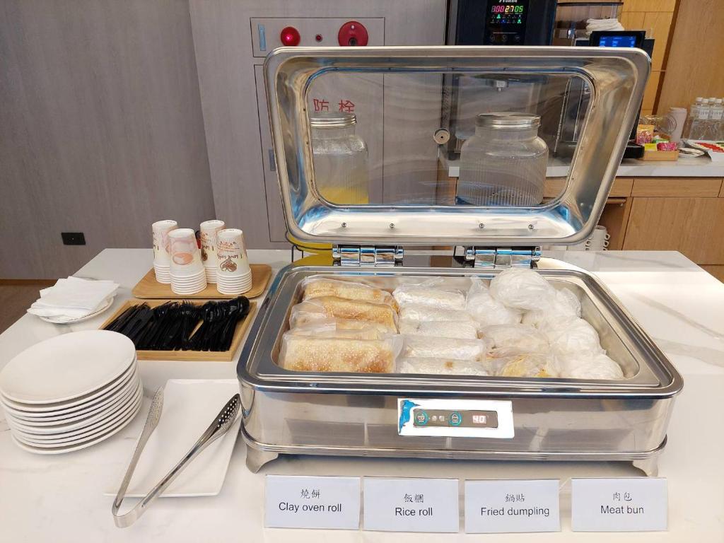 a counter top with aasteryasteryasteryasteryasteryasteryasteryasteryasteryasteryastery at 盤古捷旅 - Panco Hotel in Taipei