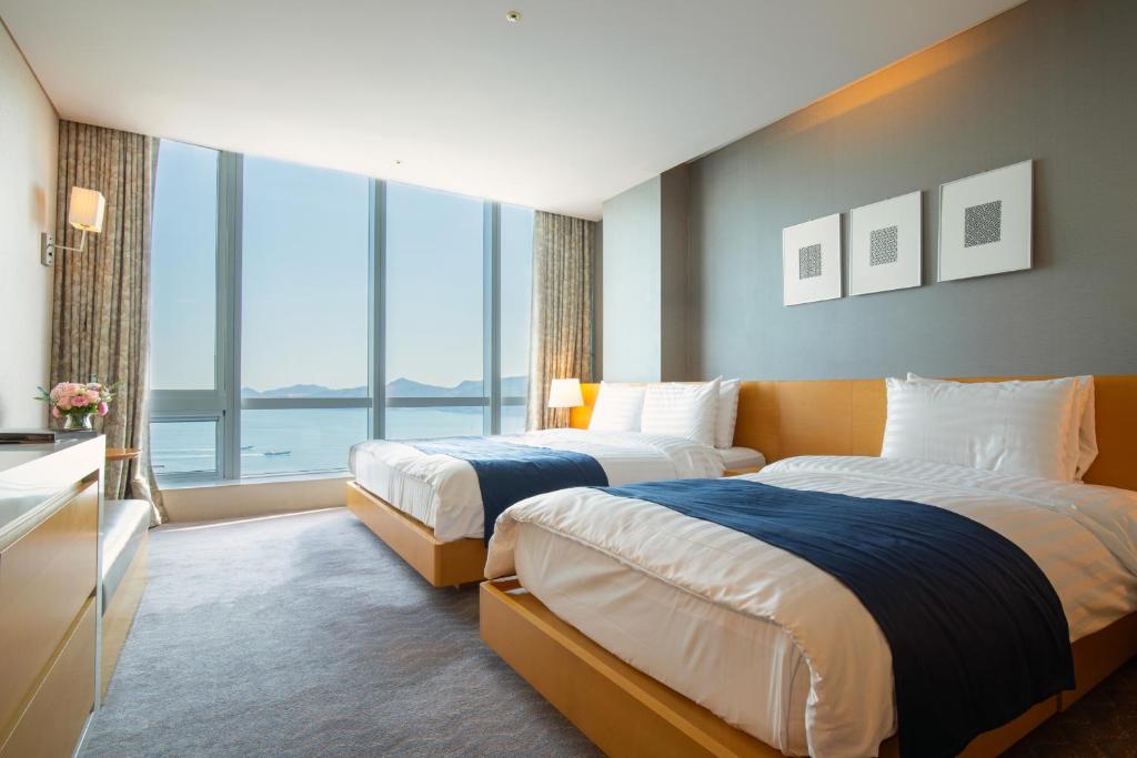 Postel nebo postele na pokoji v ubytování Sono Calm Yeosu