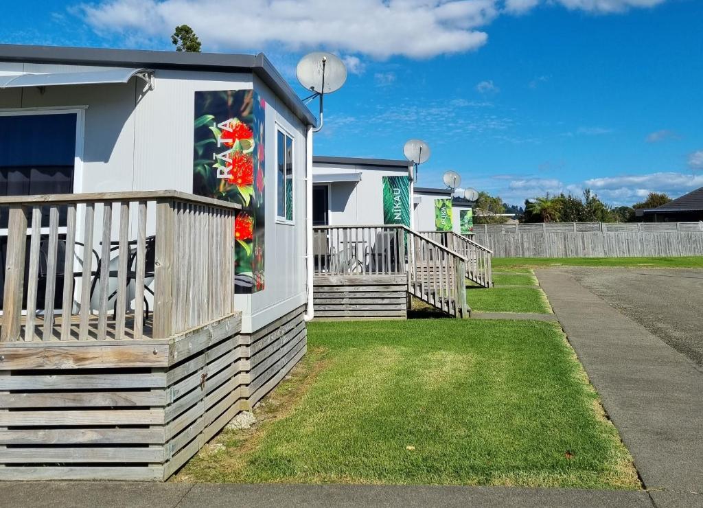a row of mobile homes in a yard at Whakatane Holiday Park in Whakatane