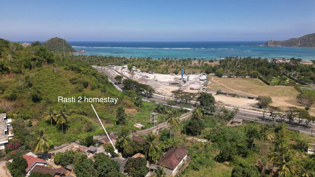 Luftblick auf eine Straße vor dem Meer in der Unterkunft Rasti 2 homestay in Kuta Lombok