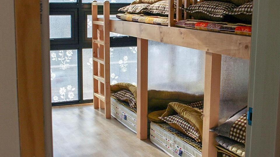 Postel nebo postele na pokoji v ubytování Sogeum Gangsan