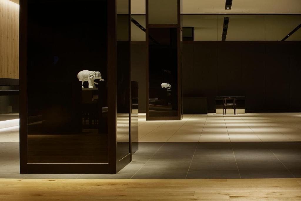 a room with a table and two vases on display at Hotel Gracery Shinjuku in Tokyo