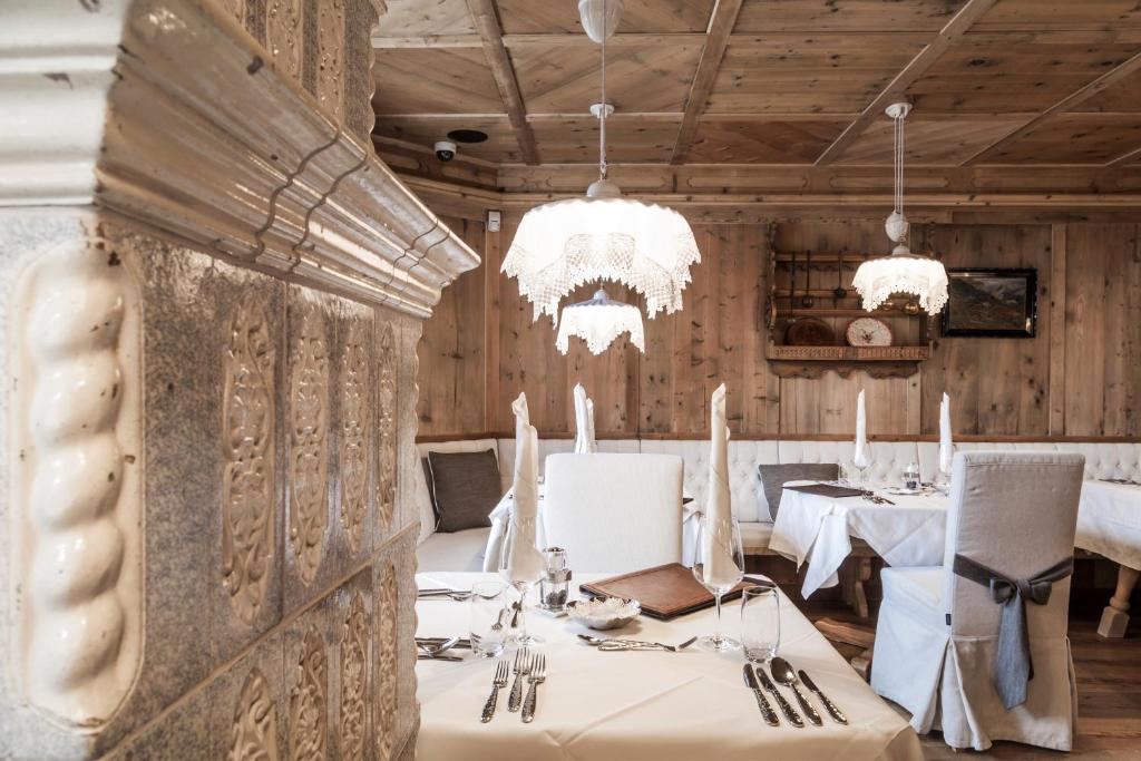 Reštaurácia alebo iné gastronomické zariadenie v ubytovaní Dorfhotel Beludei