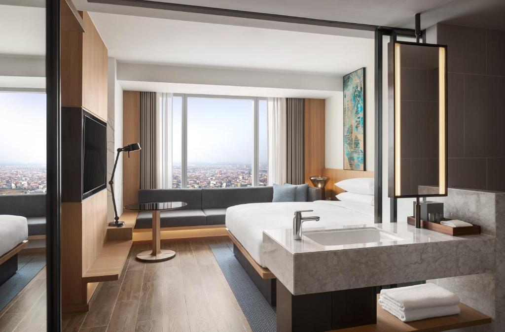Postel nebo postele na pokoji v ubytování Fairfield by Marriott Phnom Penh