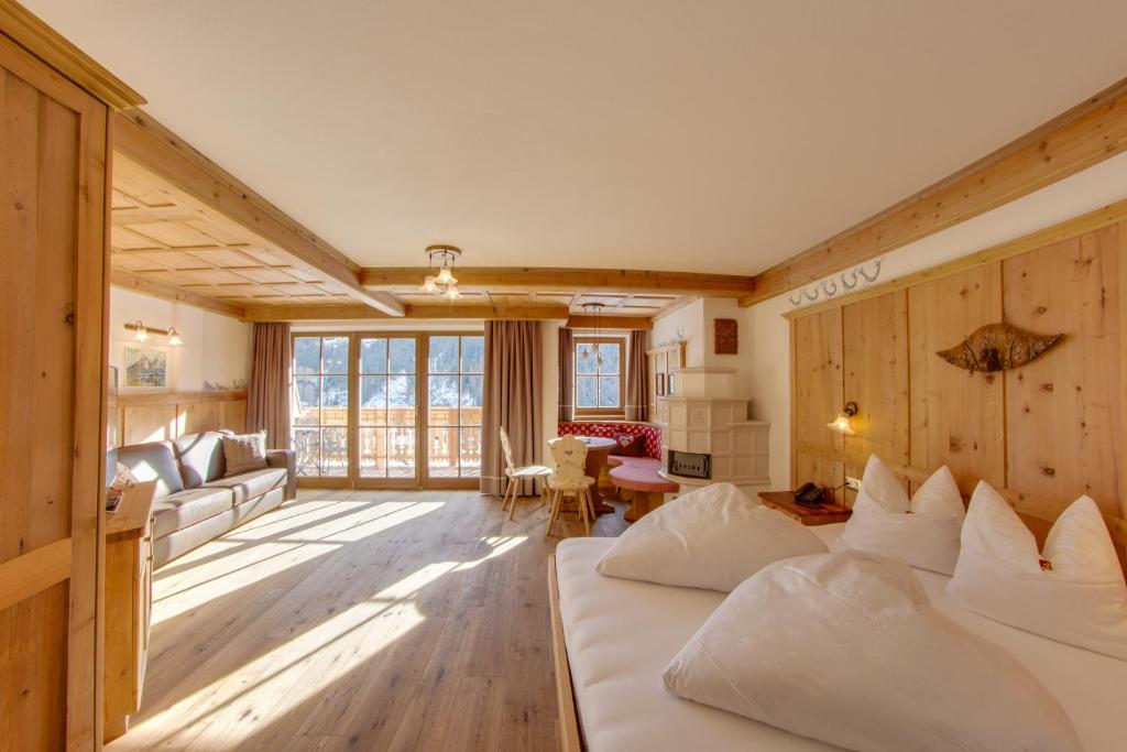 Posteľ alebo postele v izbe v ubytovaní Dorfhotel Beludei