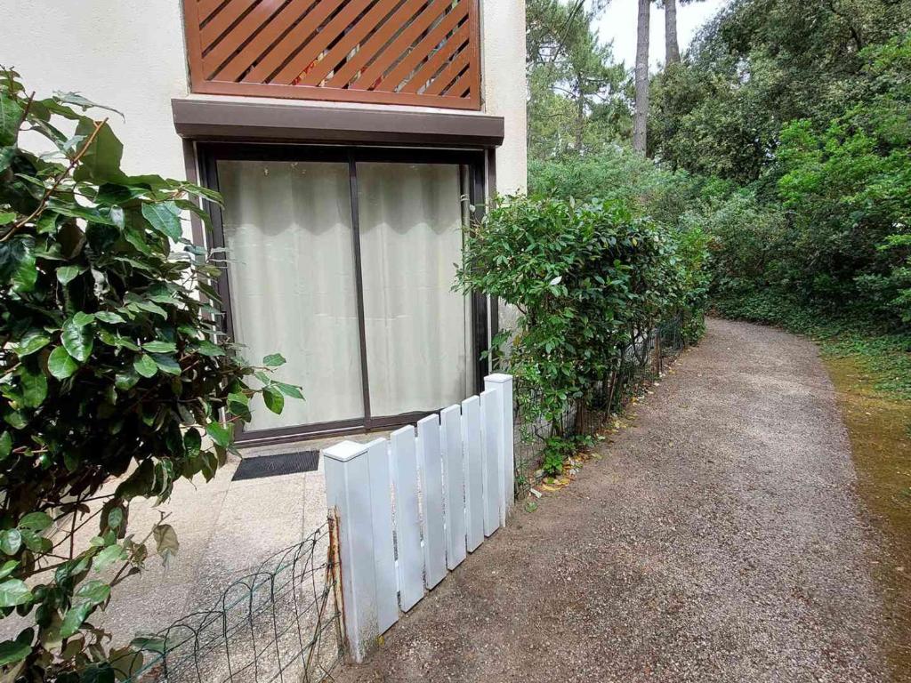 une clôture devant une maison avec une fenêtre dans l&#39;établissement Appartement Saint-Georges-de-Didonne, 2 pièces, 4 personnes - FR-1-550-64, à Saint-Georges-de-Didonne