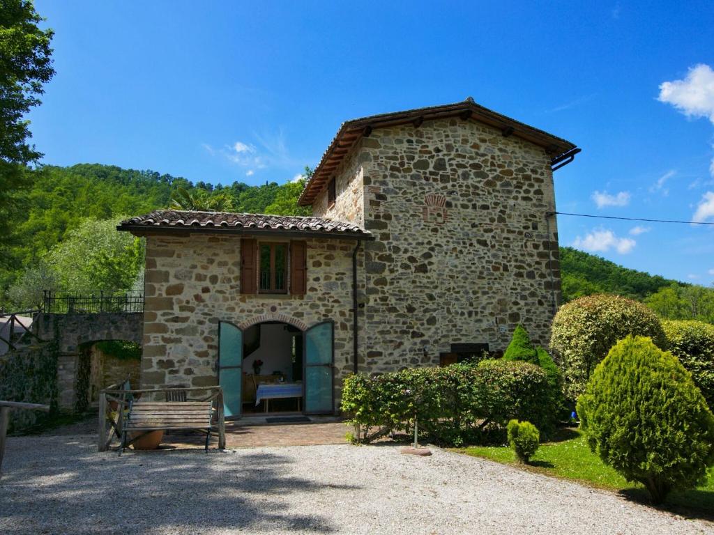 CasellaにあるHoliday house overlooking lake near Tuscanyの小さな石造りの家