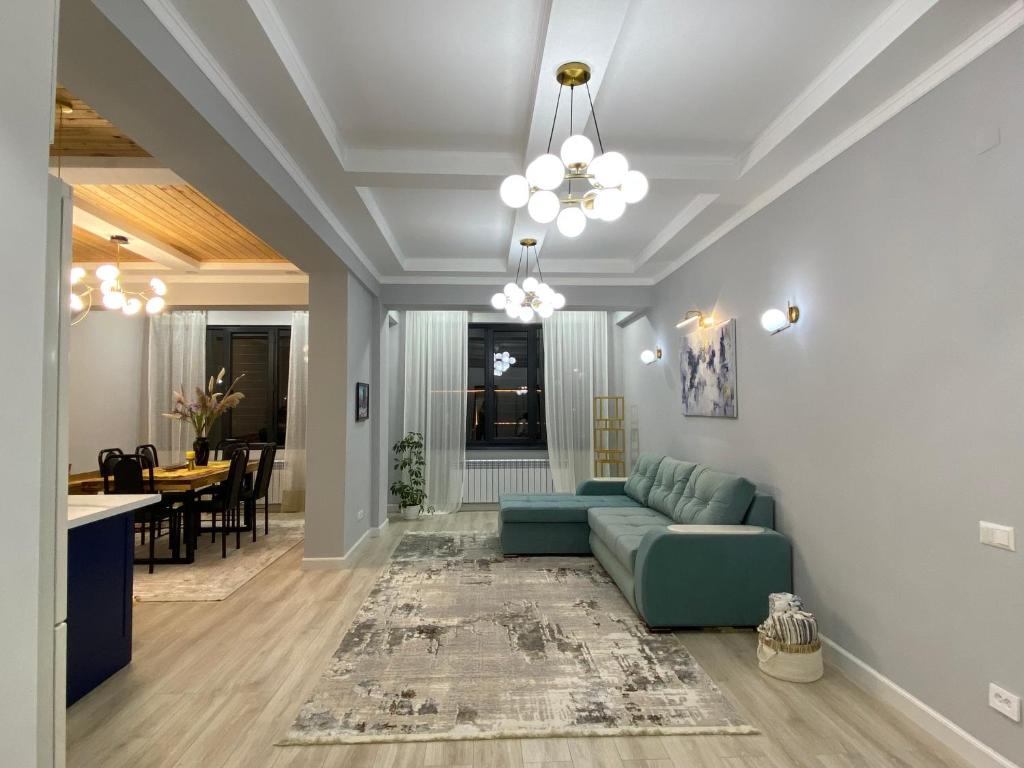 Lobbyn eller receptionsområdet på Bird's Nest - Apartment in downtown Karakol