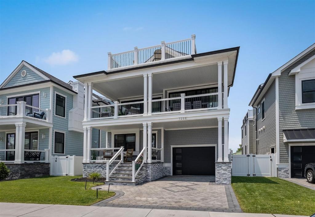 an image of a house with a balcony at 7208 Atlantic Ave in Wildwood Crest