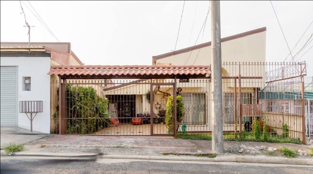 una casa con una puerta al lado de una calle en Casa Sarita - Cerca del Juan Castro, hospital y tribunales, en Quesada