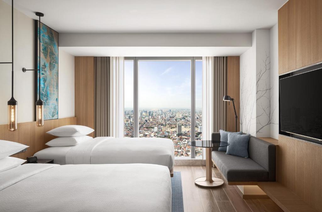 Postel nebo postele na pokoji v ubytování Fairfield by Marriott Phnom Penh