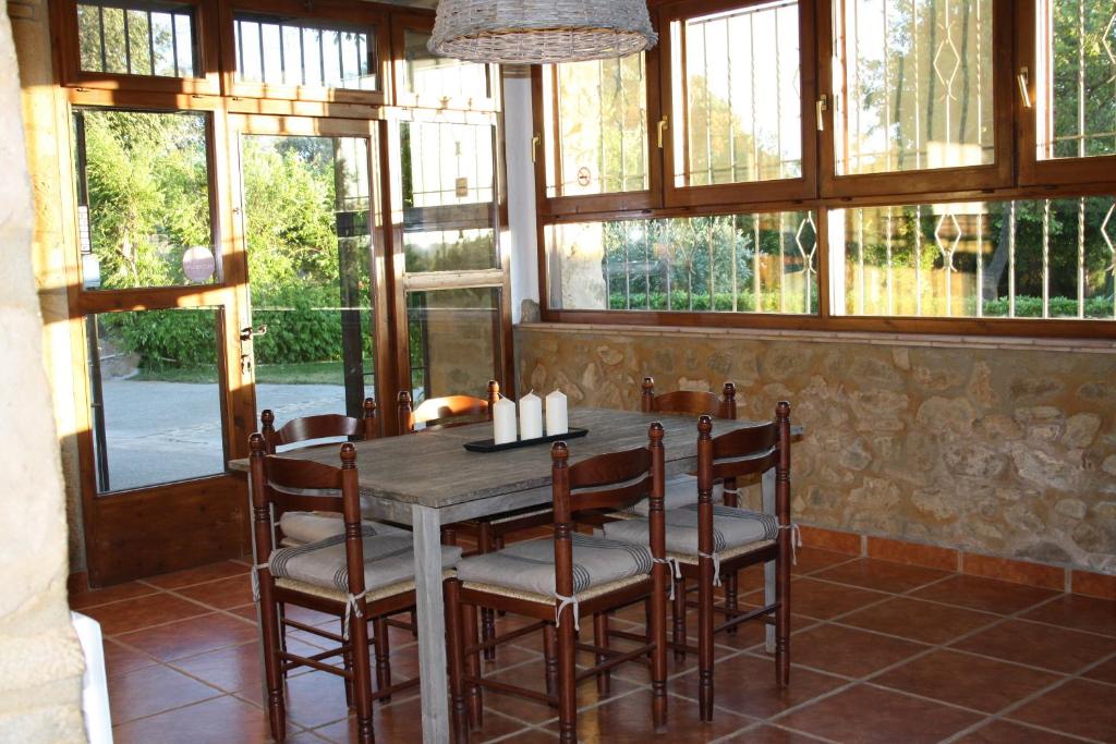 Reštaurácia alebo iné gastronomické zariadenie v ubytovaní Mas Duran