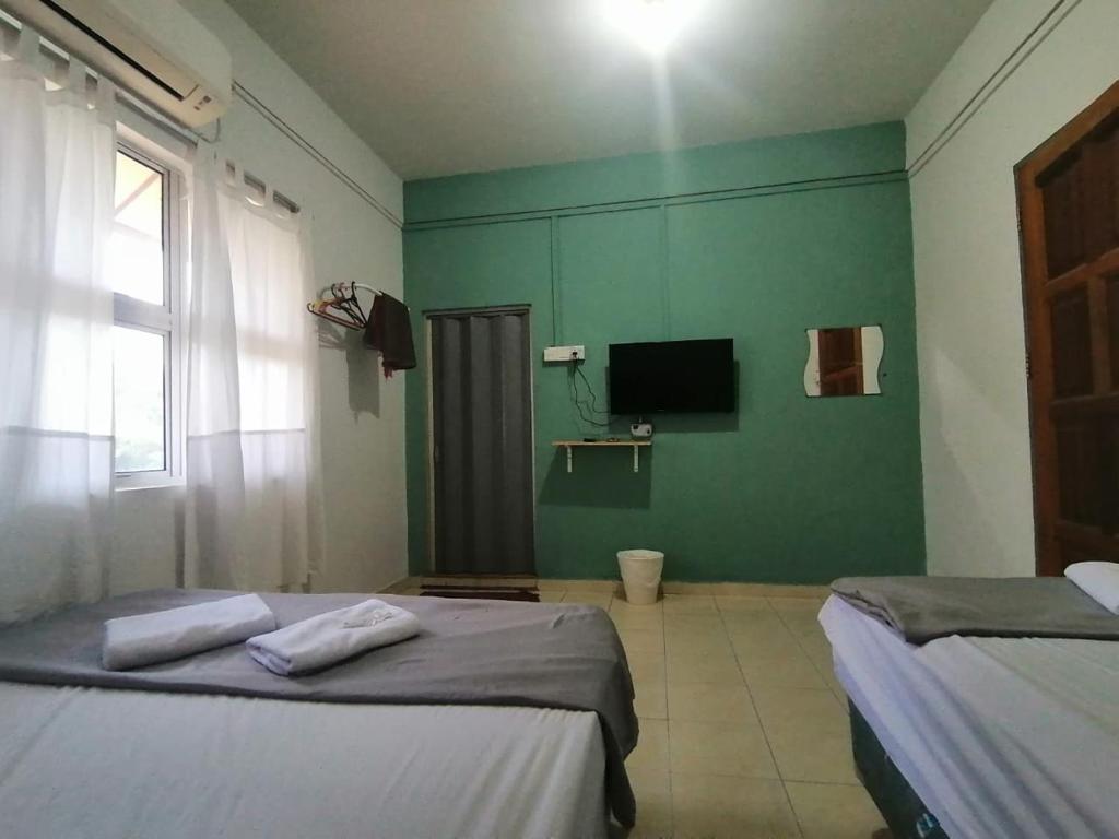 Postel nebo postele na pokoji v ubytování FBS Inn Dungun
