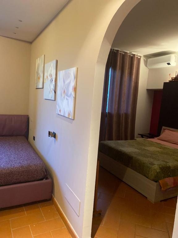 um quarto com uma cama e uma janela num quarto em A CASA DI TERE em Medicina