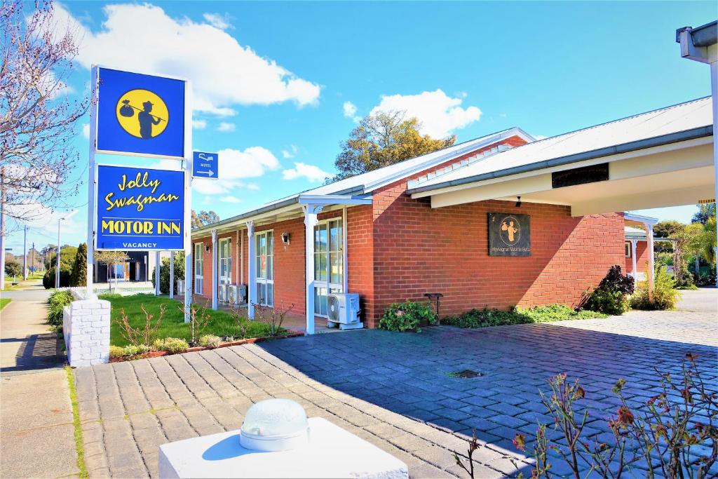 un edificio con una señal delante de él en Jolly Swagman Motor Inn Euroa, en Euroa