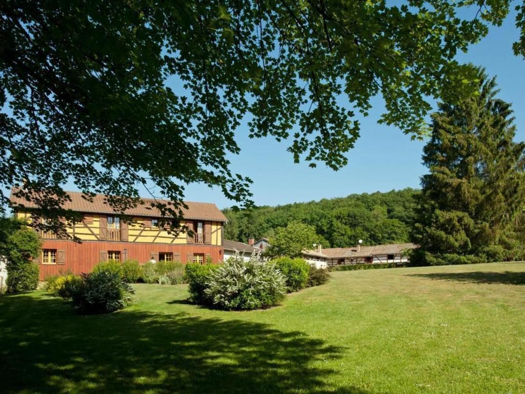 ein Haus mit einem großen Hof vor einem Gebäude in der Unterkunft Guestroom Futeau, 1 pièce, 2 personnes - FR-1-585-116 in Futeau