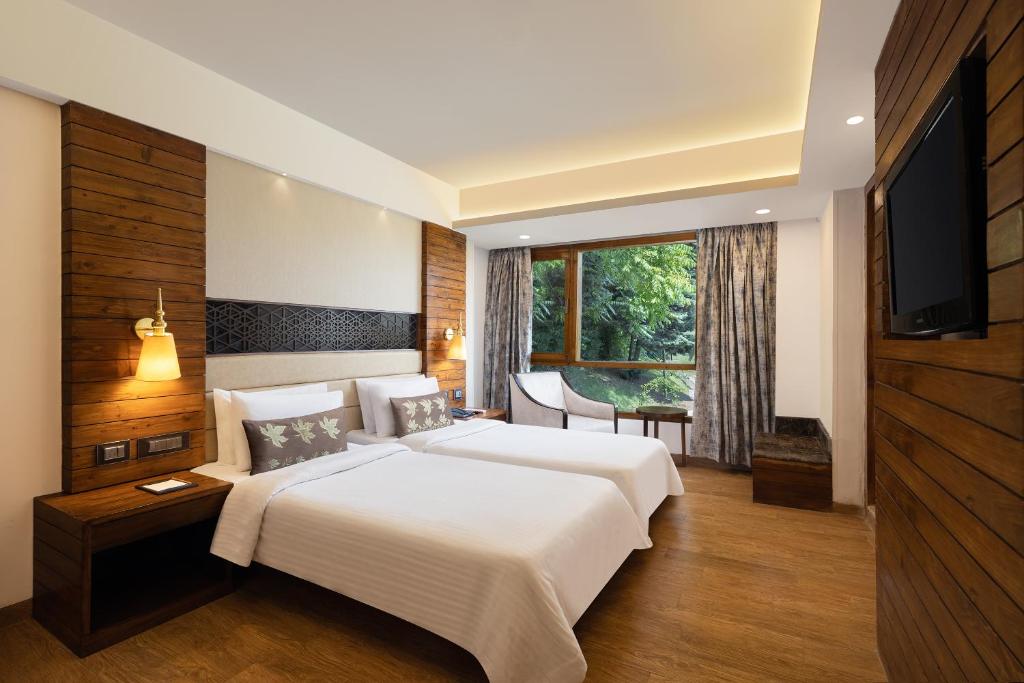 Postel nebo postele na pokoji v ubytování Golden Tulip Srinagar
