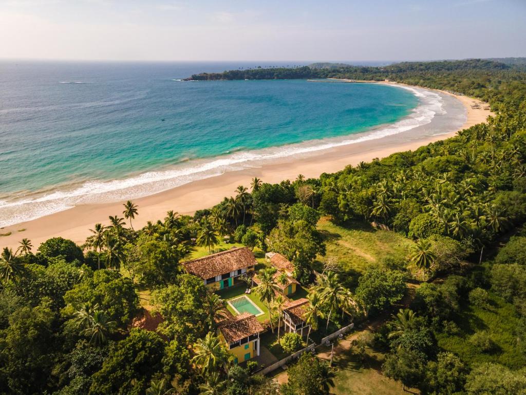 una vista aérea de una casa en la playa en The Last House en Tangalle