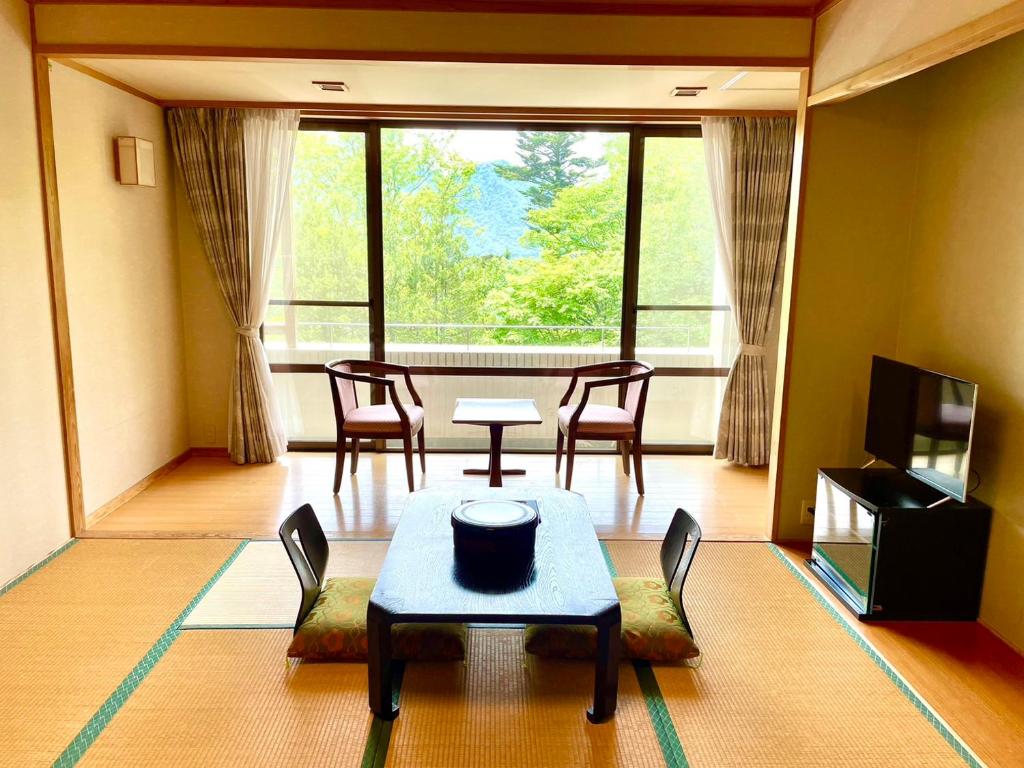Lake Side Nikko Hotel - 日本风格的房间，阳台和山景
