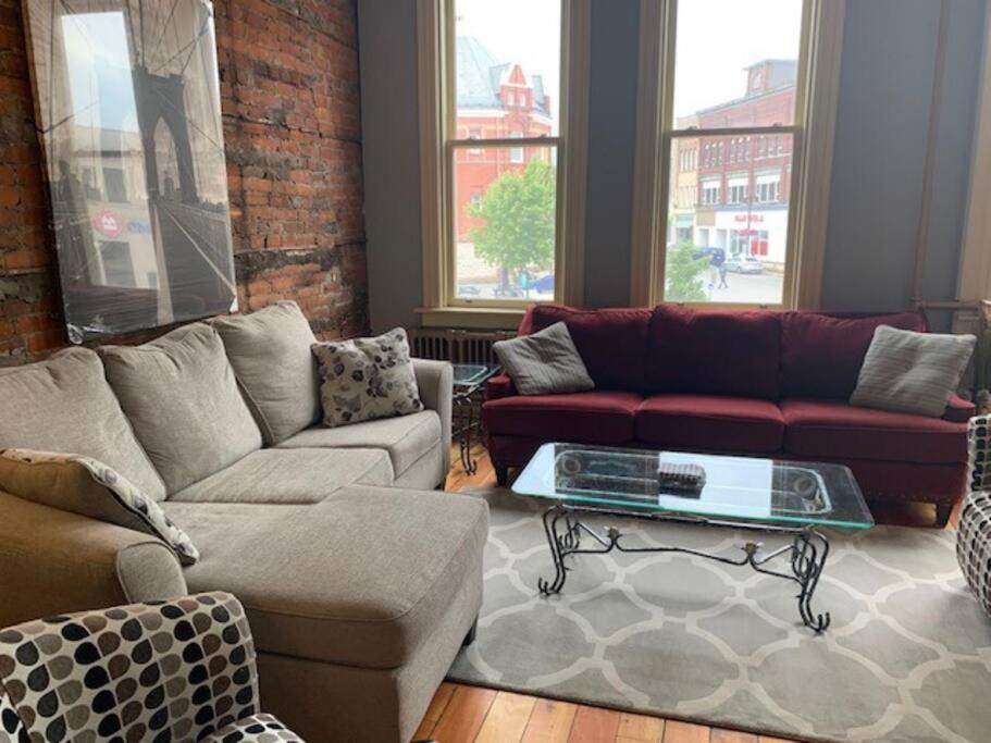 Market Place Living Eccentric Modern Apartment, Stratford, Canada