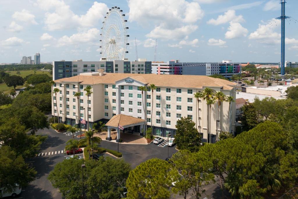 une vue aérienne d'un hôtel avec une roue ferris en arrière-plan dans l'établissement Fairfield Inn & Suites by Marriott Orlando International Drive/Convention Center, à Orlando