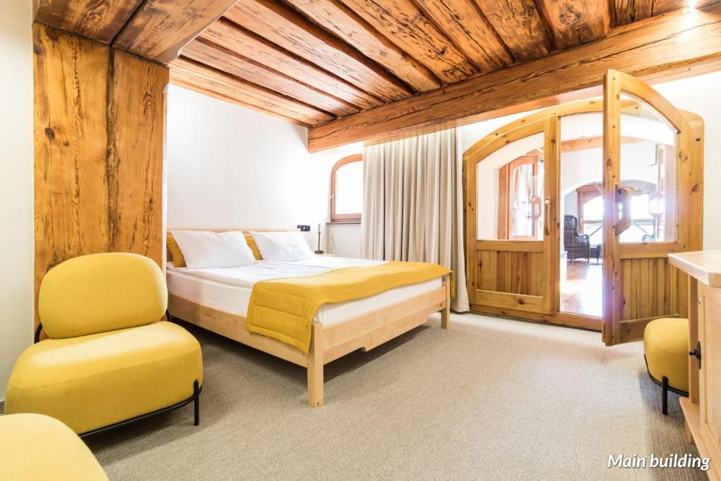 เตียงในห้องที่ Hotel Spichrz