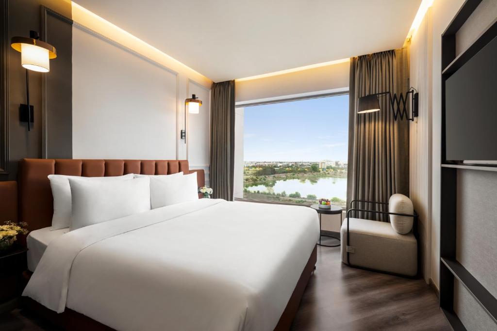 Postel nebo postele na pokoji v ubytování Ramada Encore by Wyndham Indore Nipania
