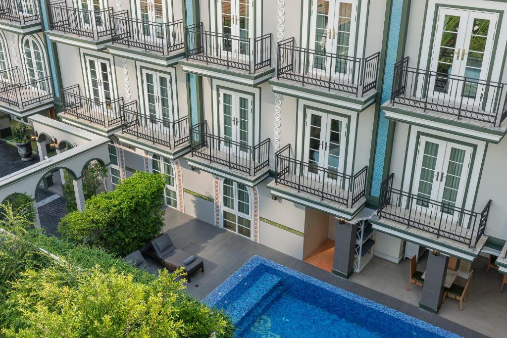an aerial view of a building with a swimming pool at La Petite Salil Sukhumvit Thonglor 1 in Bangkok