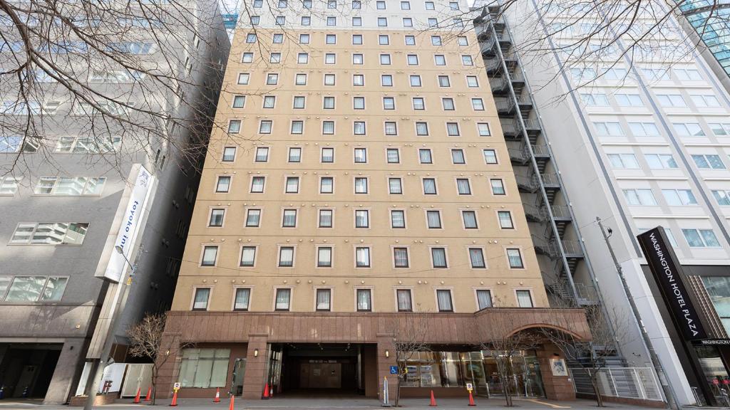 Un edificio alto con muchas ventanas. en Toyoko Inn Hokkaido Sapporo-eki Kita-guchi en Sapporo