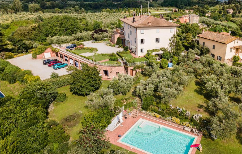 una vista aérea de una finca con piscina en Villa Le Selve, en Lari