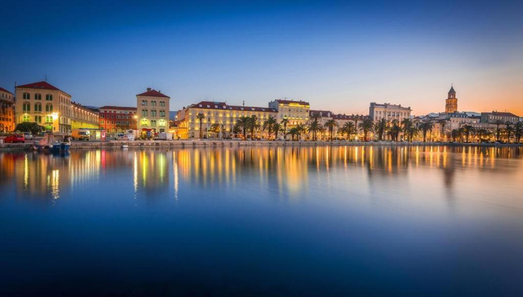 Výhled na řeku, která protéká v blízkosti apartmánu