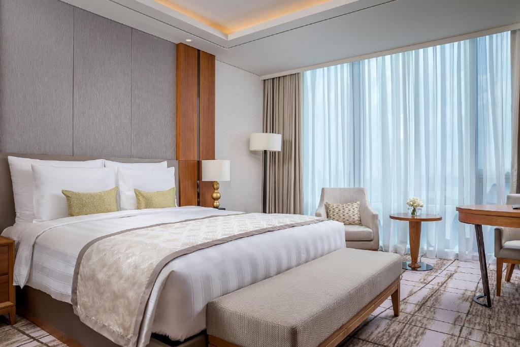 Postel nebo postele na pokoji v ubytování LOTTE Hotel Yangon