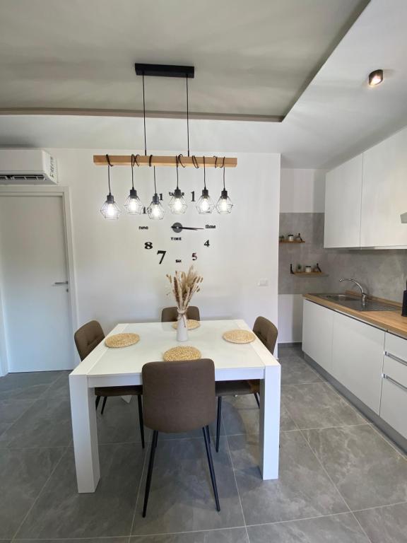 馬里納迪馬薩的住宿－APPARTAMENTO IL MARE，白色的用餐室配有白色的桌椅