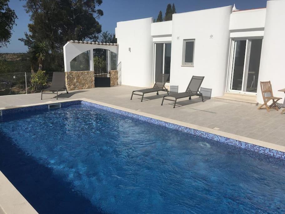basen przed domem w obiekcie Villa Luisa with private pool and amazing views w mieście Alcantarilha