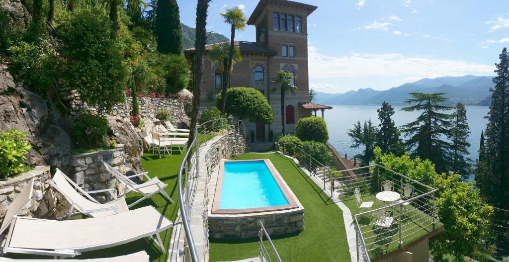 una finca con piscina y una casa en Villa Monti en Varenna