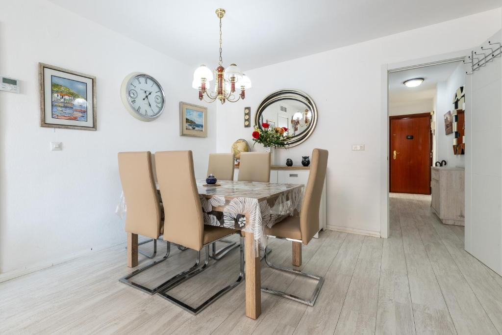 Posedenie v ubytovaní Two bedroom apartment beside marina