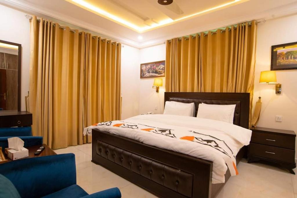 En eller flere senge i et værelse på Hotel Tulip Inn Rawalpindi