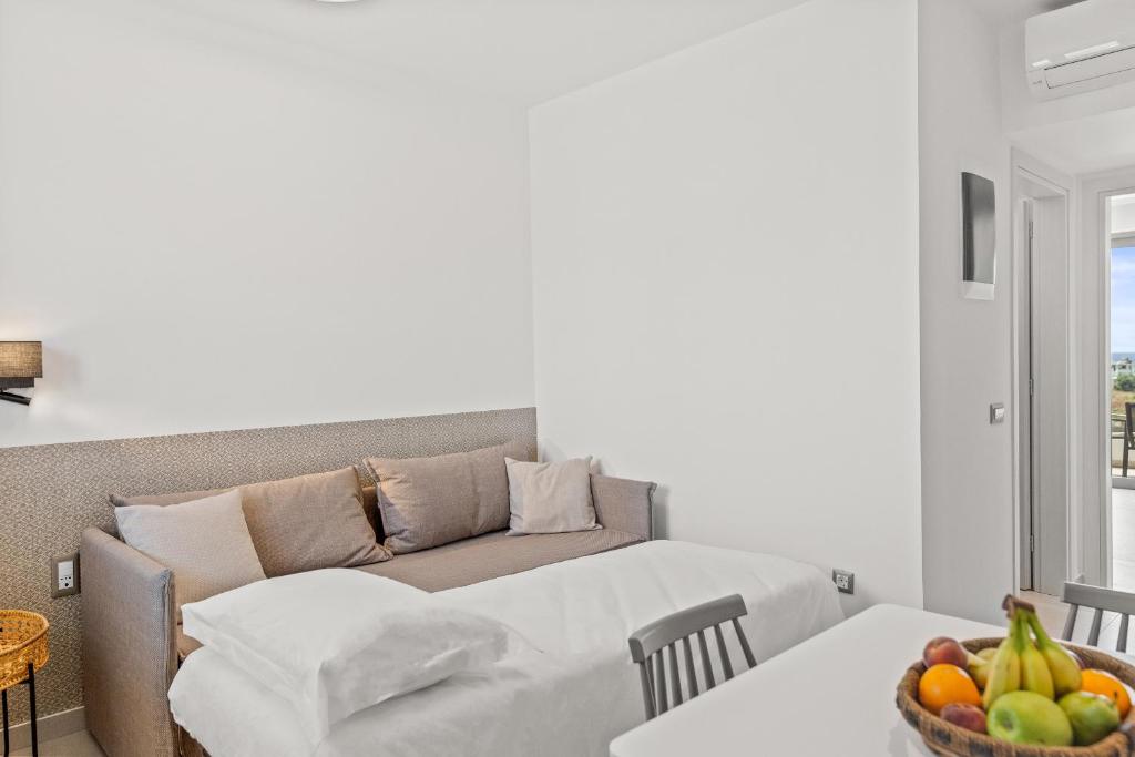 Postel nebo postele na pokoji v ubytování KOUROS STONE SUITES