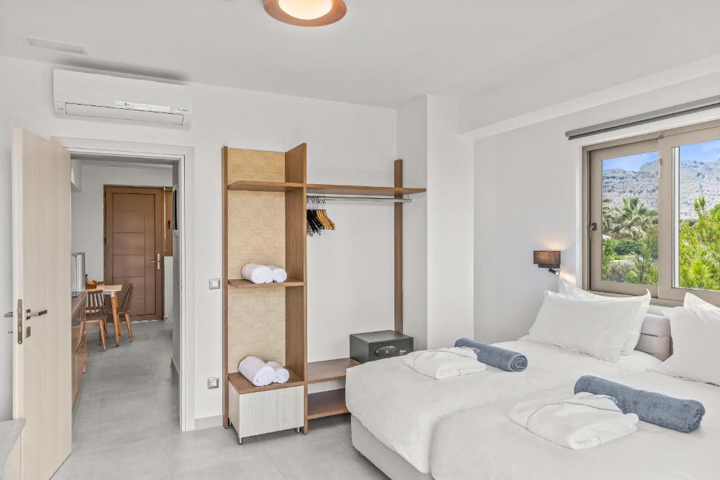 Postel nebo postele na pokoji v ubytování KOUROS STONE SUITES
