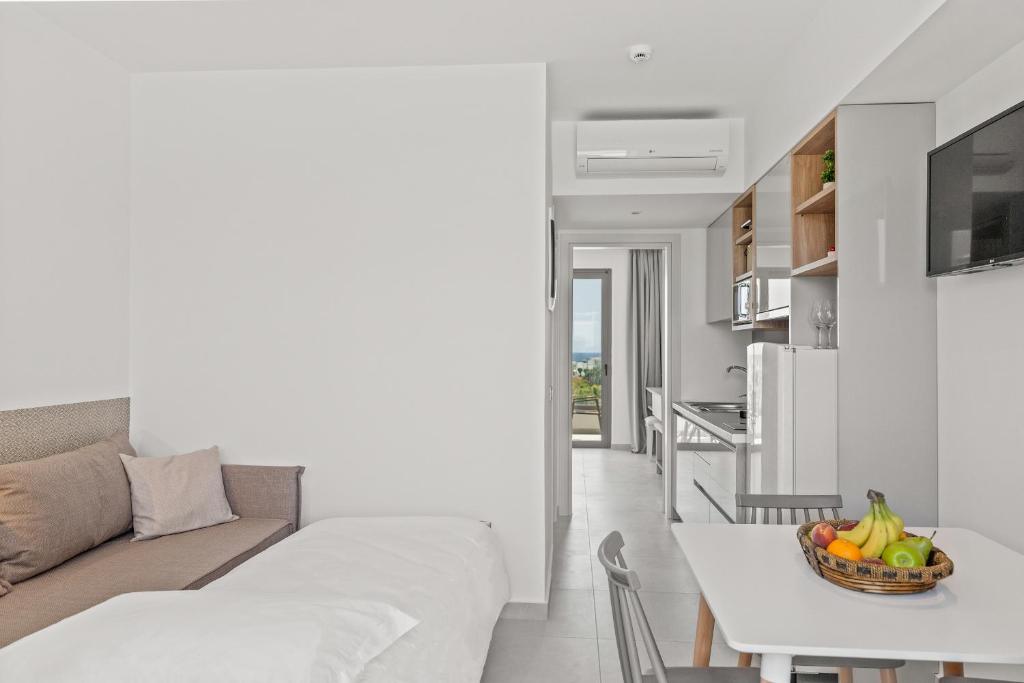 Kuchyň nebo kuchyňský kout v ubytování KOUROS STONE SUITES