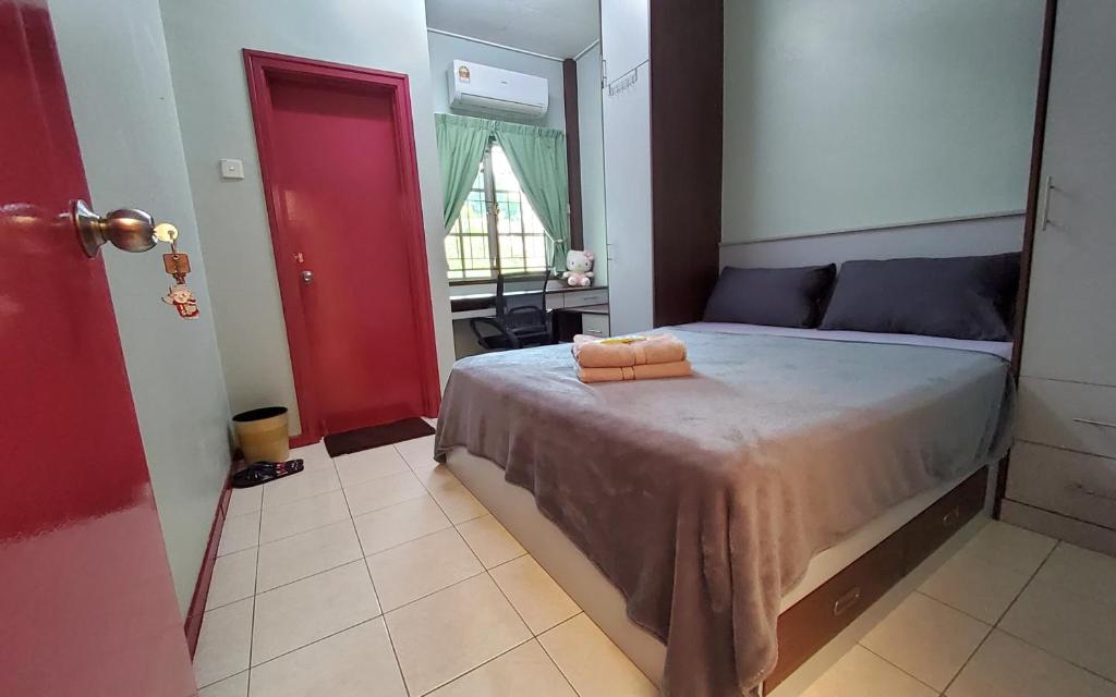 Un pat sau paturi într-o cameră la Putrajaya Transit Romestay