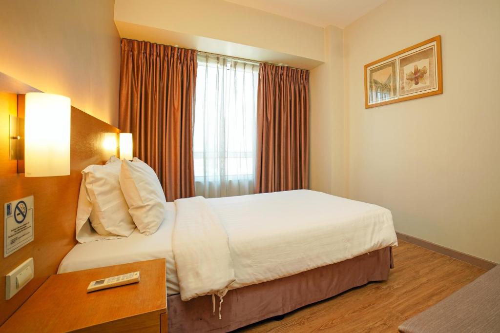 Llit o llits en una habitació de One Pacific Place Serviced Residences