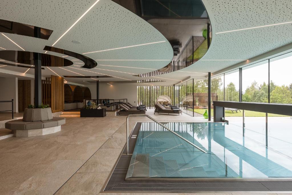 een lobby met een zwembad in een gebouw bij Hotel Oberwirt in Verano