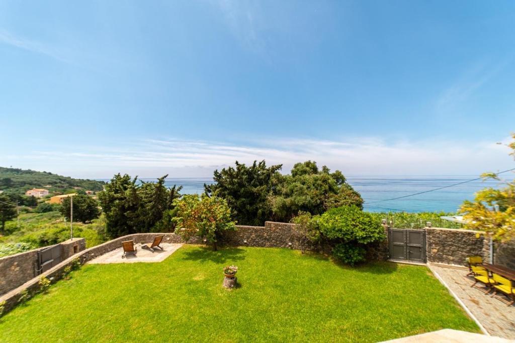 ParamonasにあるCorfu Villa Nikolasの海の景色を望む庭園