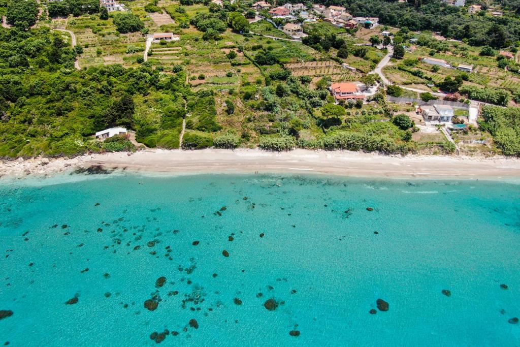 ParamonasにあるCorfu Villa Nikolasの青い海水の海岸の空中風景